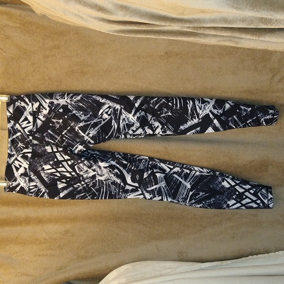 Women's Old Navy Active pants, size S/P - Picture 3 of 5